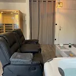 Apartamento T2 Rénové, Jaccuzi, Sauna, Sièges Massants, Jardin, Parking, Métro *