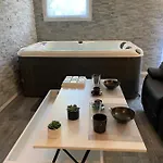 Apartamento T2 Rénové, Jaccuzi, Sauna, Sièges Massants, Jardin, Parking, Métro